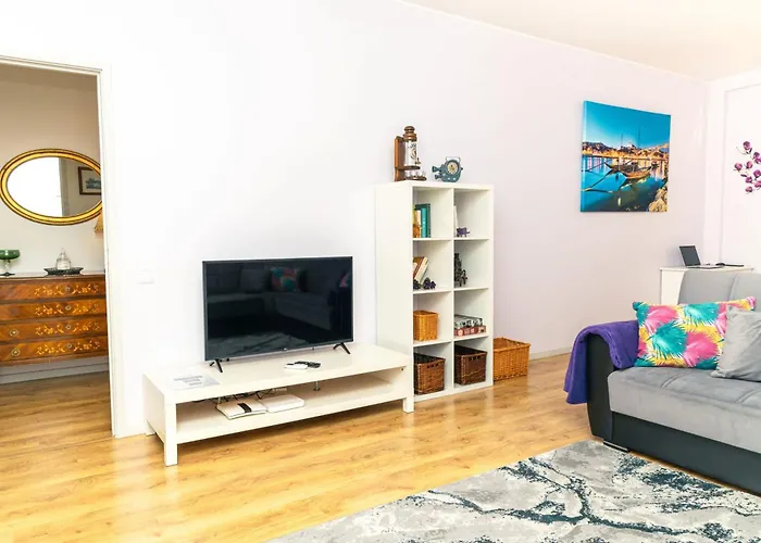 Проживание в семье Violet House Your Place To *